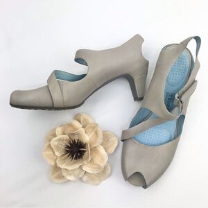 Tsubo Tan Open Toe Heeled Sandals